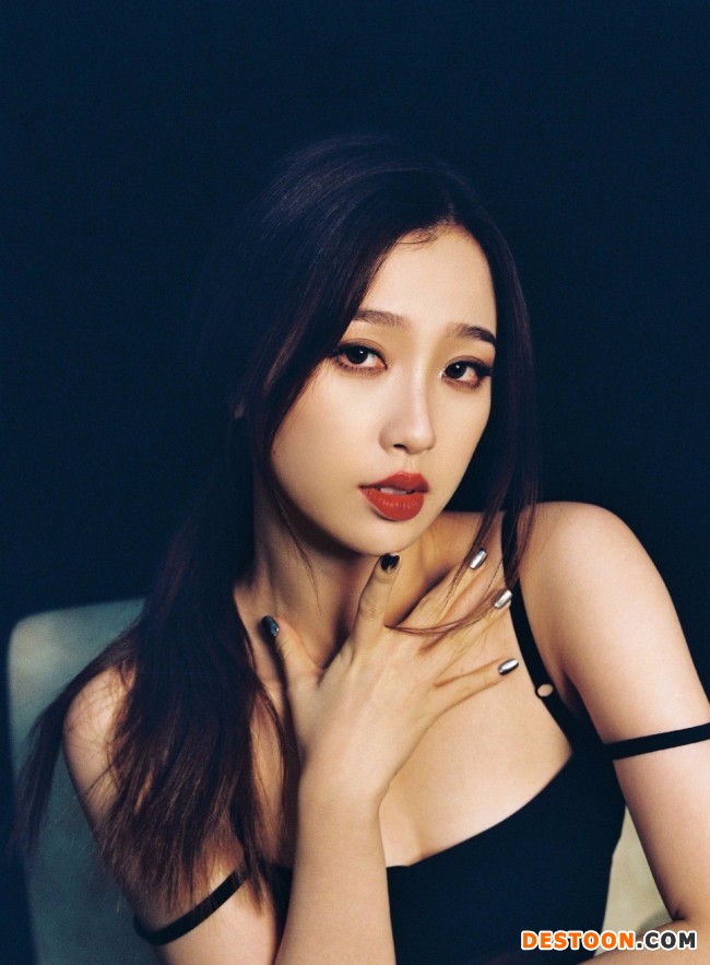 虞书欣拍辣妹风写真 性感妩媚