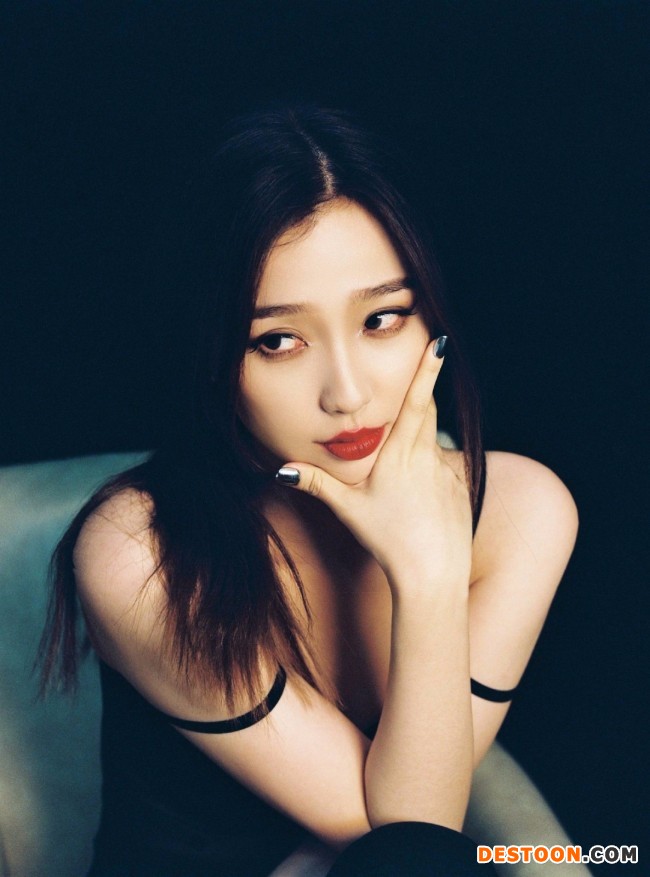 虞书欣拍辣妹风写真 性感妩媚